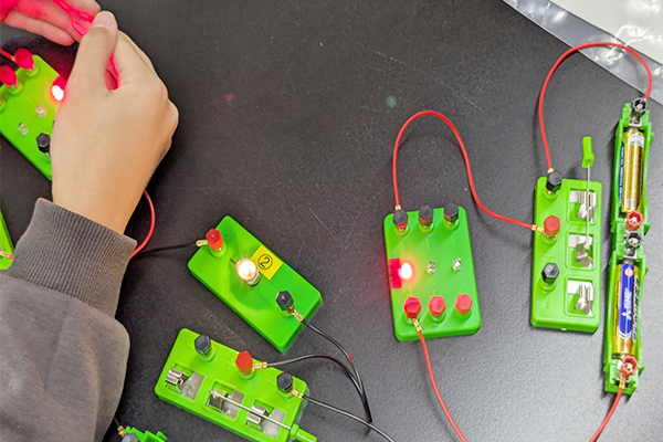 電気で光る・動くを体験しよう！