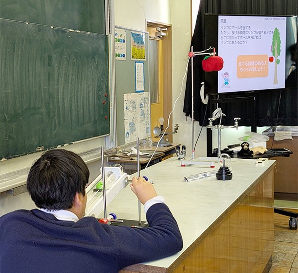 空中衝突実験　―落ちてくるリンゴにボールを当てられるか？―